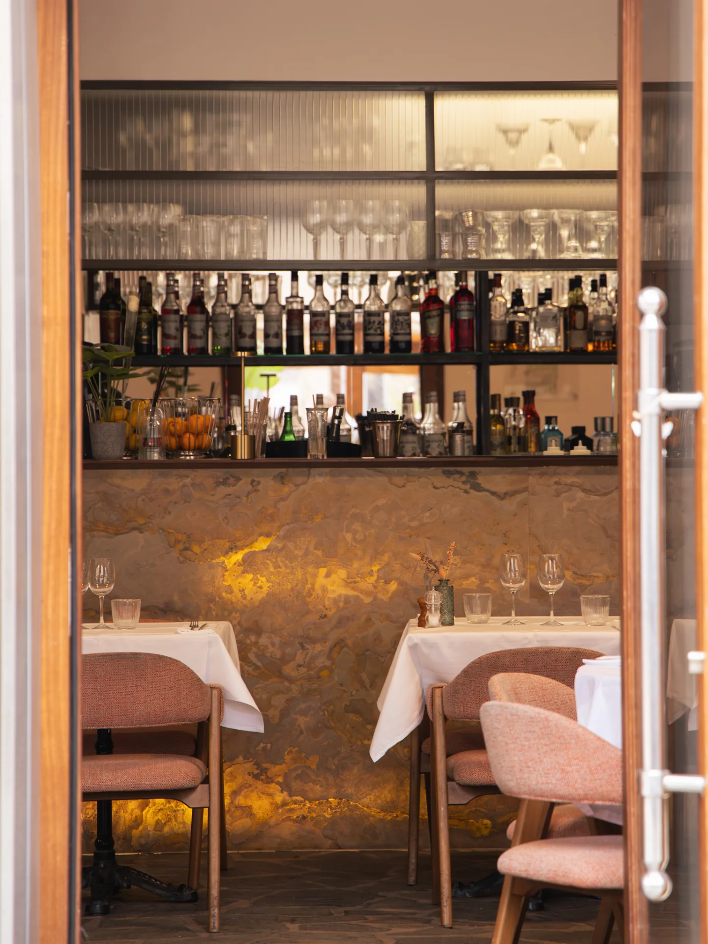 Bar de pierre dorée